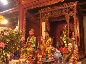Im Inneren des Ngoc Son Tempels in Hanoi