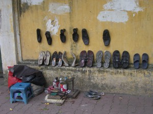 Mobiler Schuhmacher im Old Quarter von Hanoi
