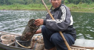 Ein Fischer bereitet seine Fangfallen vor