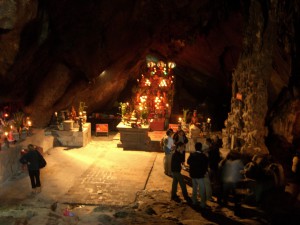 Blick auf das Innere der Perfume Pagode (Hanoi)