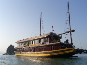 Typisches Ausflugsschiff in der Halong Bay