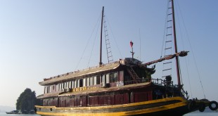 Typisches Ausflugsschiff in der Halong Bay