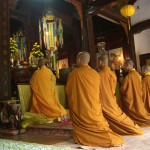 Betende Mönche in der Tu Dam Pagode