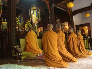 Betende Mönche in der Tu Dam Pagode