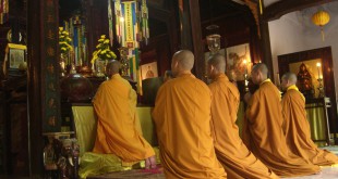 Betende Mönche in der Tu Dam Pagode