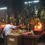 Im Inneren der Jade Emperor Pagoda in Saigon