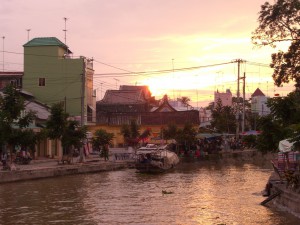 Einfahrt nach Long Xuyen, zweitgrößte Stadt im Mekong Delta