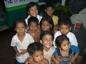 Vietnamesische Kindergruppe an der Grenze zu Kambodscha