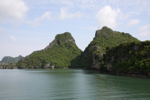 Steinformationen zu Beginn der Halong Bay
