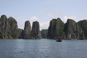 Die Kalksandsteinformationen sind in der Halong-Bucht beeindruckend