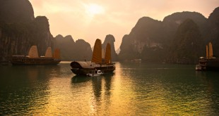 Halong Bucht bei Dämmerung