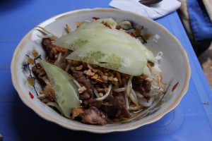 Vietnamesische Gerichte kommen frisch zubereitet auf den Tisch