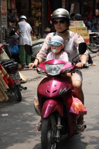 Früh übt sich beim Umgang mit dem in Vietnam populären Roller