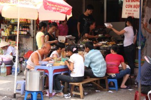 Typische vietnamesische Straßenküche in Hanoi