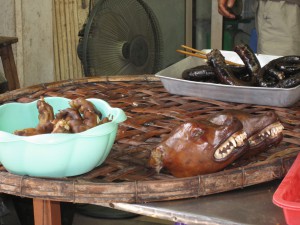 Hunde gehören in Vietnam – buchstäblich – auf den Tisch