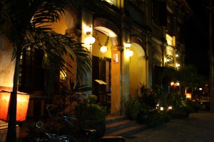 Hue bei Nacht bietet eine Hülle von leckeren Restaurants