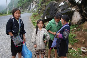 Hmong-Kinder auf dem Weg ins nächste Dorf
