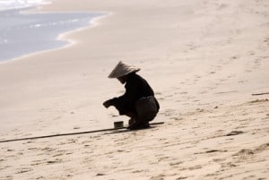 Vietnamesischer Fischer am Strand