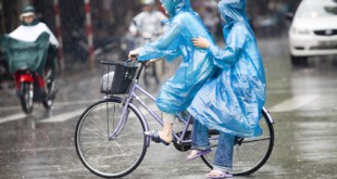 Bei schlimmen Regen hilft auch kein Regenschirm in Vietnam