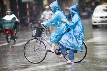 Bei schlimmen Regen hilft auch kein Regenschirm in Vietnam