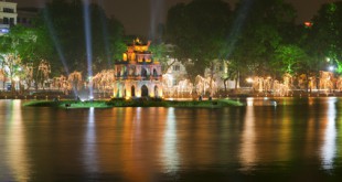 Der Schildkrötentempel in Hanoi ist nachts auf jeden Fall ein lohnenswertes Fotomotiv.