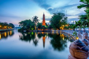 Die Tran Quoc Pagode in Hanoi bei Abenddämmerung