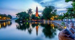 Die Tran Quoc Pagode in Hanoi bei Abenddämmerung